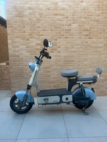 Moto elétrica (velocidade 32km/h)