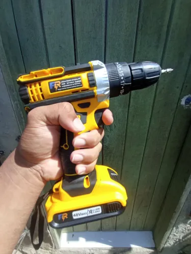 Furadeira e Parafusadeira 48V Semi nova muito bom Pouco tempo de uso