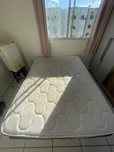 Cama de casal flor de liz mola ensacada