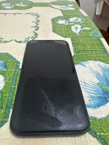 Vendo iphone 11 usado mas em perfeitas condições, nunca foi mexido tudo original. 64 gb