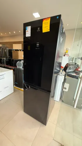 Geladeira inverse preta linda de vidro avarias nos lado valor abaixo 