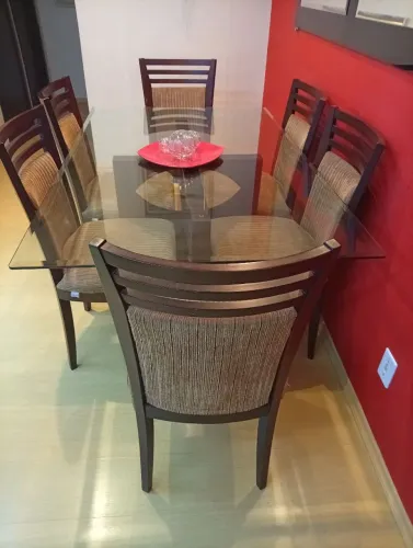 Mesa de vidro com 6 cadeiras, rack e painel