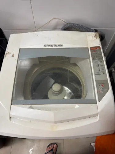Máquina lavar roupas 9kg tira manchas Brastemp com água quente 