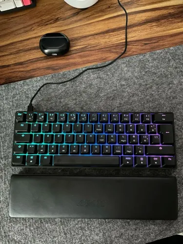 Teclado rgb 40% acompanha um mouse