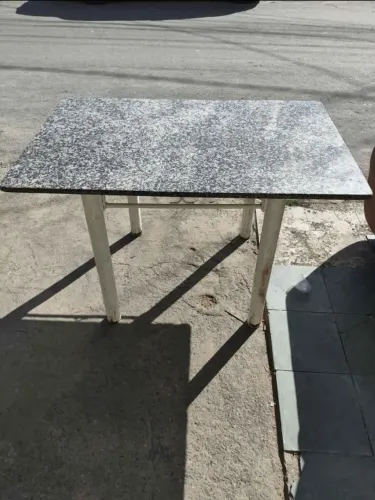 Mesa de granito com base de metal 