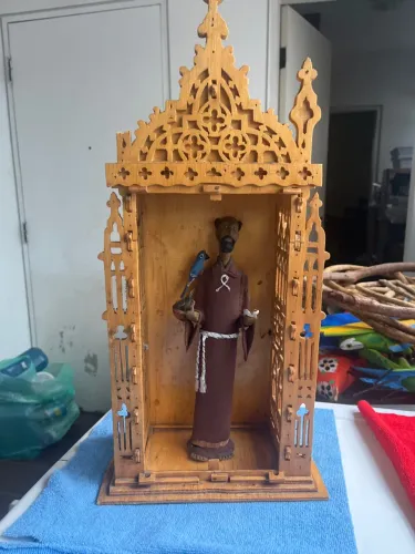 Decoração com capela de madeira 