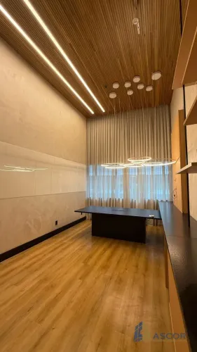 Sala Comercial com Pé-Direito Duplo no SC 401 Square Corporate