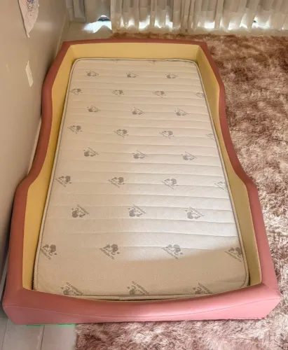 Cama Montessoriana em couro