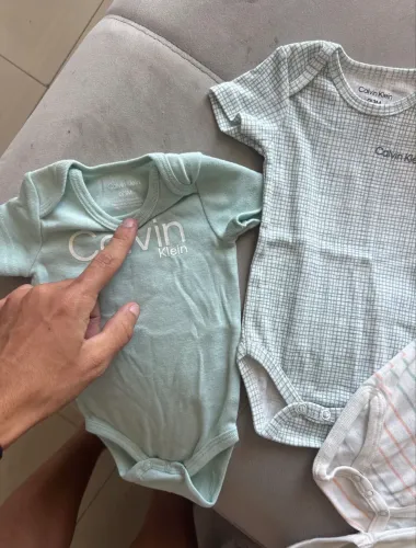 kit 4 bodies calvin klein bebê 0-3m