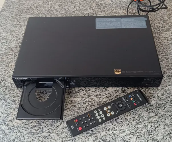 Blu-ray Player Samsung BD-P1500 com controle.