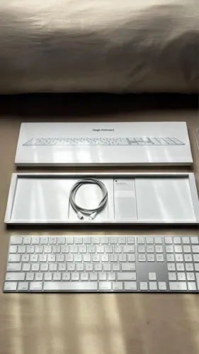 Apple Magic Keyboard com Teclado Numérico - Space Gray - Caixa e Cabo Originais