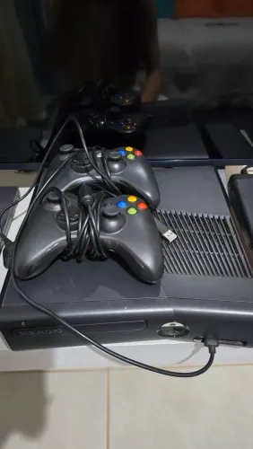 Xbox 360 com 2 controles + Jogos