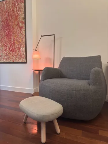 AABSURDO! POLTRONA DE DESIGN. IMPECÁVEL.