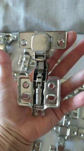 Dobradiça para armários