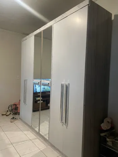 Guarda-Roupa 6 Portas com Espelhos - R$ 400