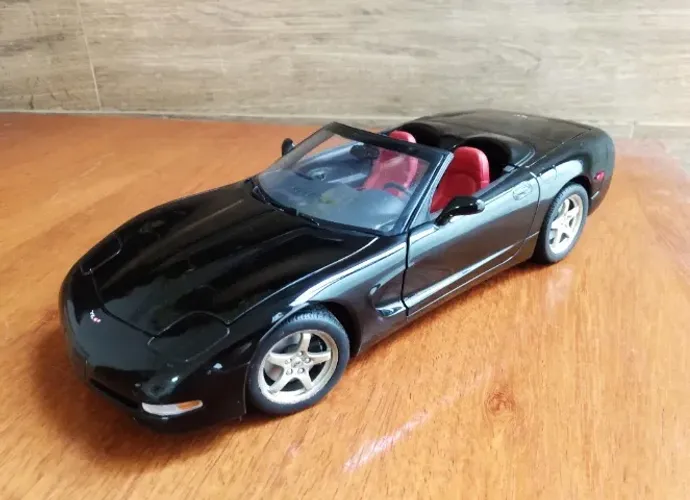 Miniatura Corvette 1998 UT Models 1/18