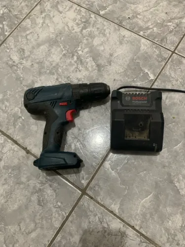 Parafusadeira Bosch 18v 180li com carregador sem bateria 