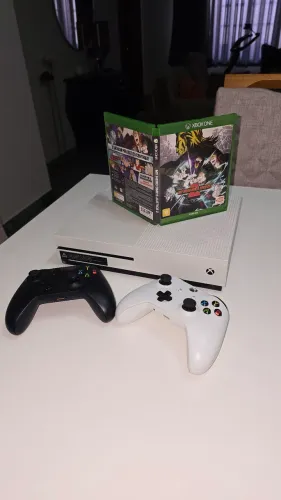 Xbox One S 512GB.