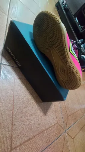 Chuteira para quadra de futsal