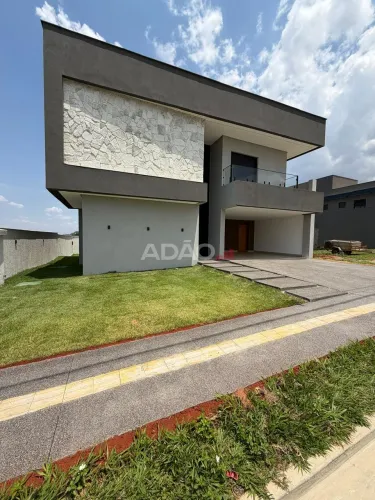 Sobrado com 4 Quartos, 3 Suítes e Piscina no Jardins Bolonha Senador Canedo