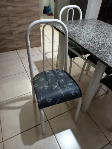 Mesa de jantar com 4 cadeiras