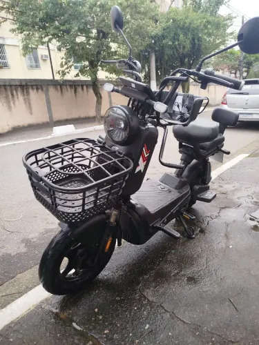 Bicicleta elétrica com cadeira infantil