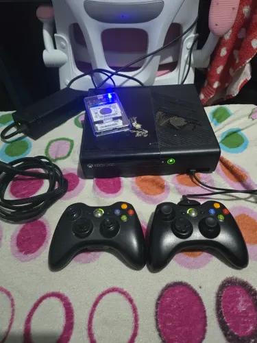 Xbox desbloqueado com 2 controles