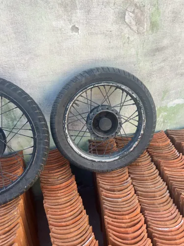 Pneu e aro da Bis 