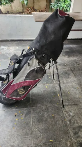 TACOS DE GOLF GOLDEN BEAR COM BOLSA. SOMENTE 1 TACO FOI USADO 