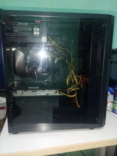 Computador potente para trabalho e jogos com monitor.