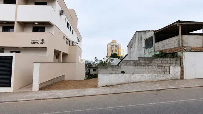 Terreno à venda de 300m² Bairro Barreiros - São José - Santa Catarina