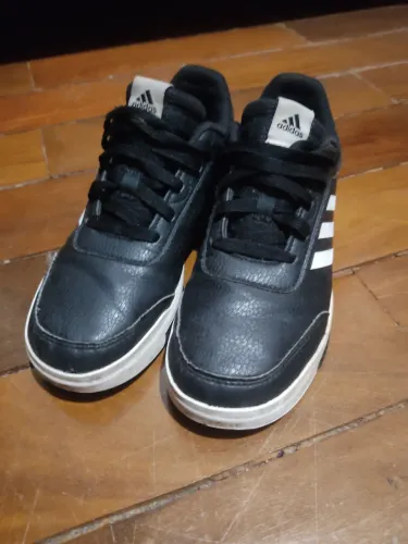 Tênis Adidas branco e preto novinho 