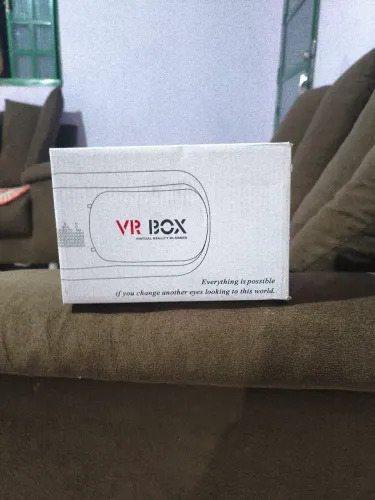 Óculos vr box em bom estado nunca foi usado tá lacrado 
