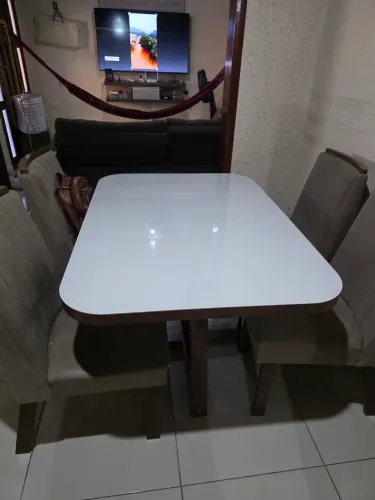 Vende-se mesa de jantar com 4 lugares