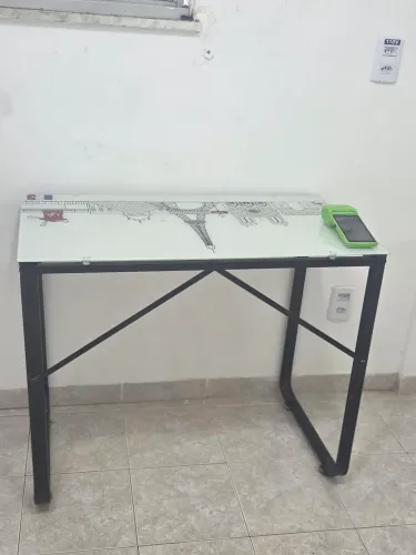 Escrivaninha com tampo de vidro