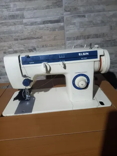 Máquina de Costurar Elgin