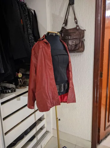 Jaqueta cereja de couro legítimo