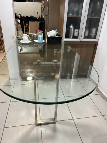 Mesa de vidro e móvel de apoio 