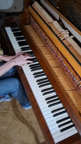 Vende-se Piano acústico em ótimo estado de conservação