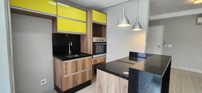 Apt 2 dormts. 60mts pronto para morar, sala com cozinha integrada, ar condicionado, armári