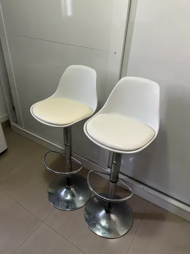 Par de Banquetas Giratórias Brancas com Regulagem de Altura