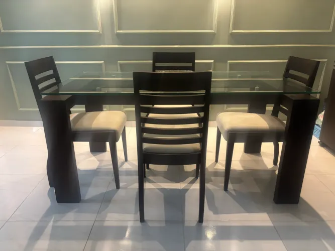 Mesa com 4 cadeiras em perfeito estado