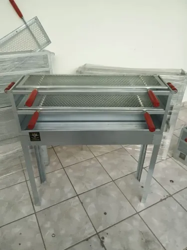 Churrasqueira para espetinho com grelha de inox e pés removíveis promoção 