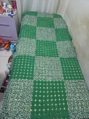Colcha de cama solteiro feita de fuxico