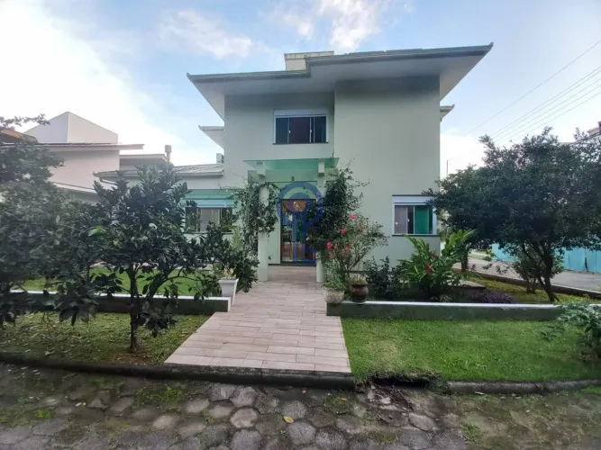 Casa com 4 dormitórios na Trindade