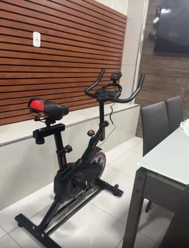 Bicicleta Ergométrica Spinning com Sensor Cardíaco, Suporta até 120kg + Squeeze Grátis