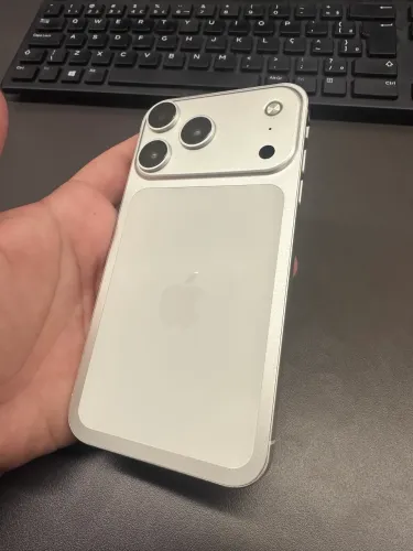 iPhone XR na carcaça do 17 Pro