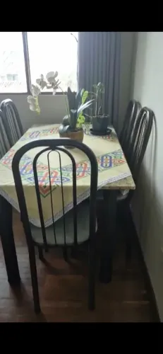 Mesa de Cozinha com 6 Cadeiras e Base de Granito