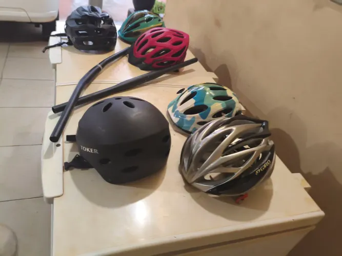 Itens de bicicleta capacete guindon e um banco