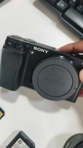 Vendo Camera Sony A6300 + Lente Kit e Cartão 64GB